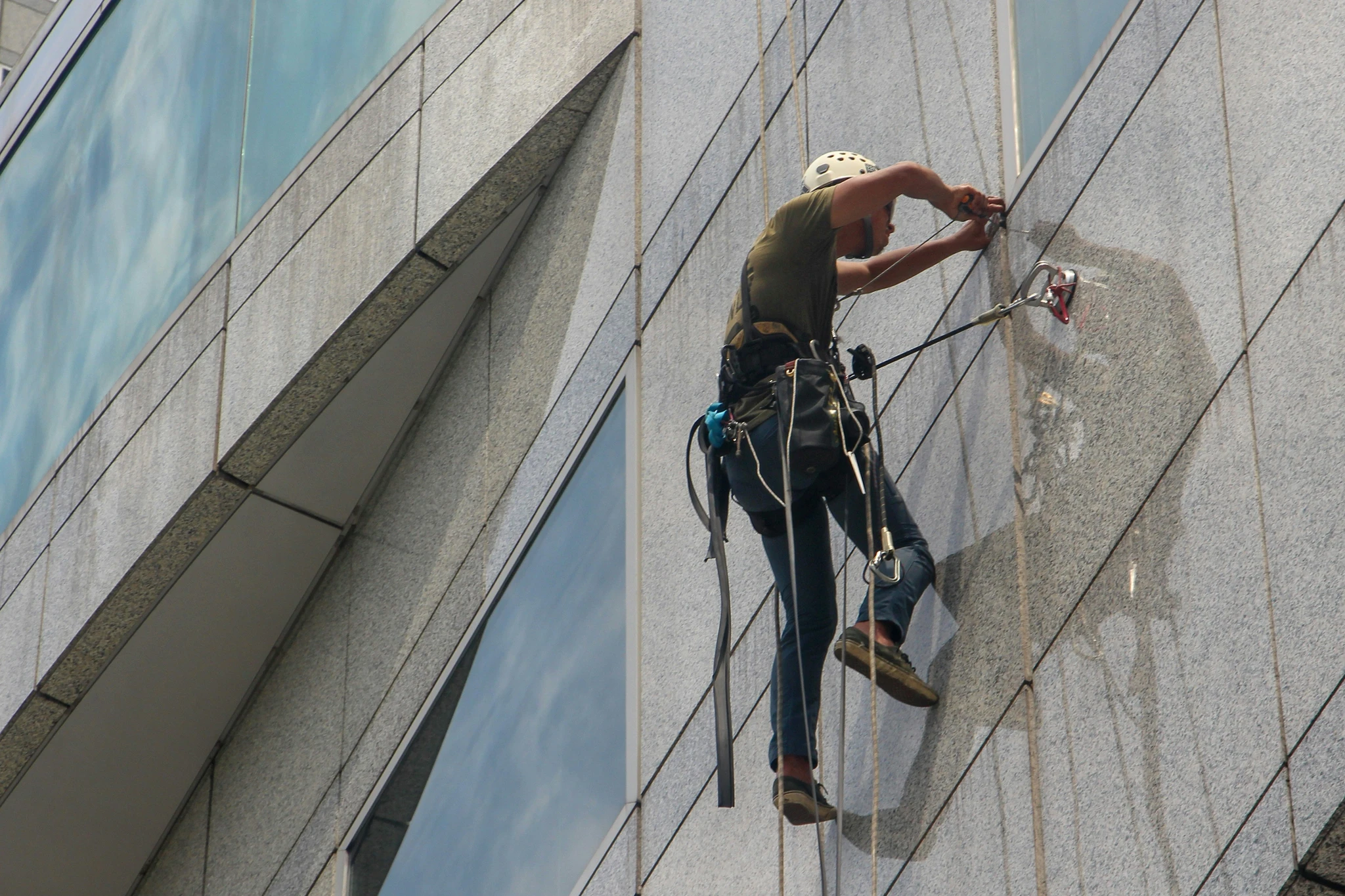 Cordiste en intervention sur façade en hauteur